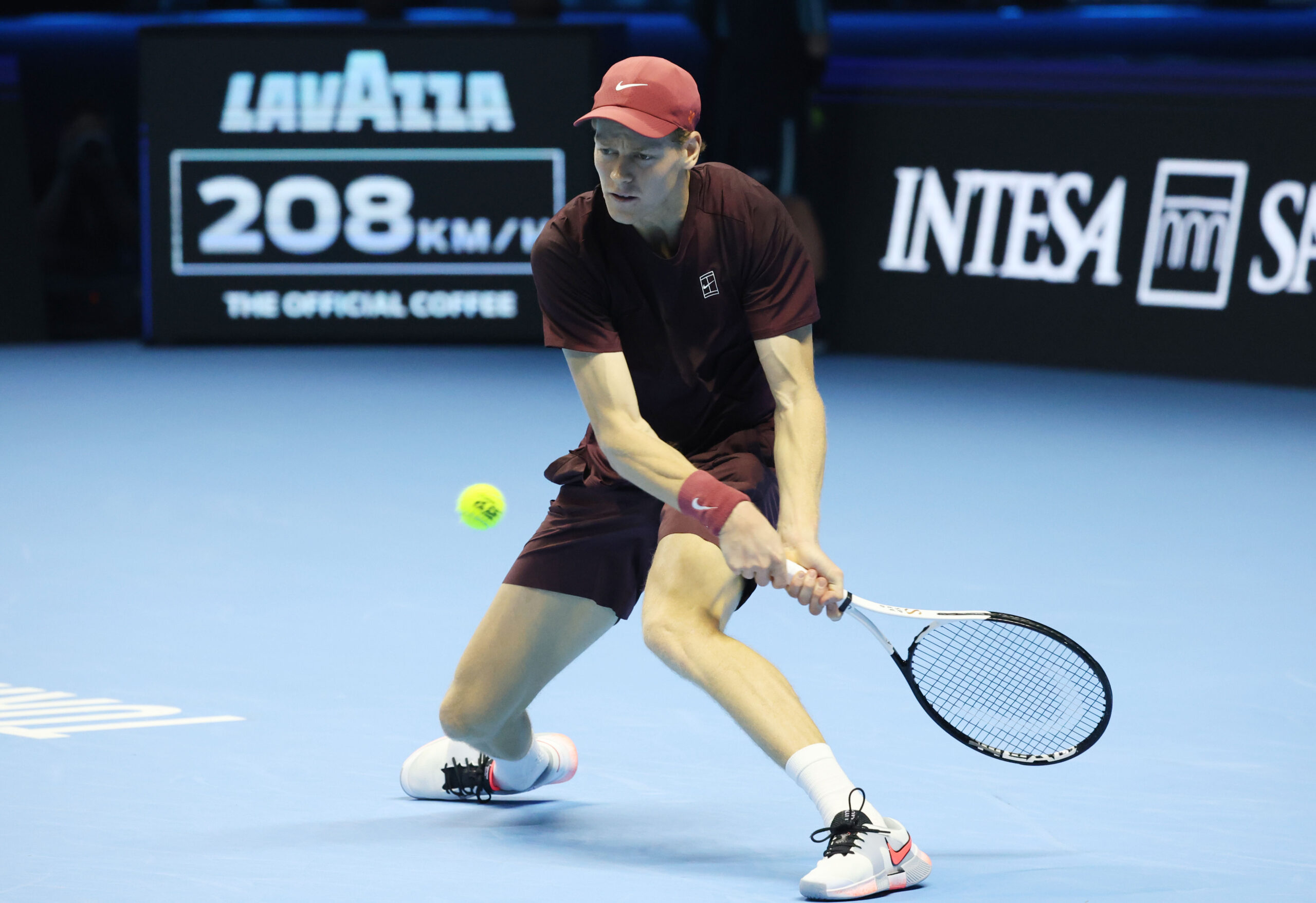 Sinner tribola un set e poi smonta De Minaur: finale alle Finals